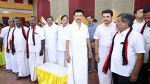 உங்கள் சேவை திமுகவுக்கு தேவை! கரூர் அதிமுகவினரை வேறு மாதிரி டீல் செய்த அமைச்சர் செந்தில்பாலாஜி! 