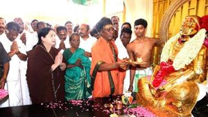 தவசி துண்டு இனி தவறாது.. ‘நிரந்தரமா’ சவுத் கேப்சர்.. எடப்பாடி டீமுக்கு ஷாக்.. மாஸ் காட்டிய ஓபிஎஸ்! 