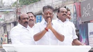 திடீரென வெடித்த டயர்.. பசும்பொன் செல்லும் வழியில் ஓபிஎஸ் ஆதரவாளர் கார் விபத்து.. போலீஸ் காயம்! பரபர! 