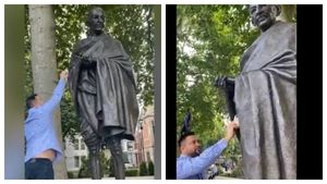 லண்டன் காந்தி சிலையில் இருந்த அழுக்கு..சுத்தம் செய்த பீகார் துணை முதல்வர் தேஜஸ்வி..குவியும் பாராட்டு 