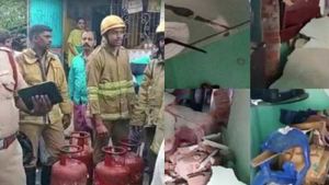 அடுத்தடுத்து வெடித்த கேஸ் சிலிண்டர்கள்.. சேலத்தில் குழந்தை உட்பட 14 பேர் காயம்.. தீவிர சிகிச்சை! 