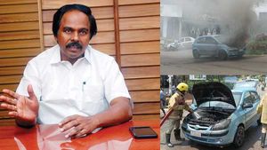 அமைச்சர் வீட்டுக்கு அருகே திடீரென பற்றி எரிந்த கார்.. உடனே தகவல் சொன்னதால் பெரும் சேதம் தவிர்ப்பு! 