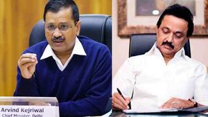 சிவகாசி தொழிலாளர்கள் “பாவம்”.. தீபாவளி நெருங்குது! டெல்லி முதல்வருக்கு லெட்டர் போட்ட ஸ்டாலின் 