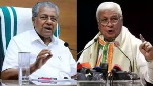ஆளுநர் vs அரசு..  அமைச்சர் பாலகோபாலை நீக்குக.. முதல்வர் பினராயி விஜயனுக்கு ஆளுநர் ஆரிப் கான் கடிதம்! 