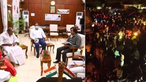 இருளில் மூழ்கிய புதுச்சேரி..ரங்கசாமி பேச்சுவார்த்தை.. மின்துறை ஊழியர்களின் போராட்டம் வாபஸ்!