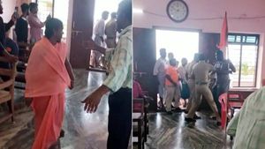 அல்லோலுயா..ஜெய் ஸ்ரீராம்! ஒரு போஸ்டருக்கு போரா? ஜெபக் கூட்டத்தில் காவிக் கொடியுடன் ரகளை! பரபர குமரி! 