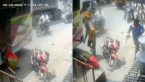 திடீரென பிரேக் அடித்து நின்ற பஸ்.. குழந்தையுடன் வெளியே வந்து விழுந்த பெண்..பதைபதைக்க வைக்கும் காட்சி