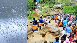 கொட்டும் கனமழை..ஓடைகளில் பெருக்கெடுத்த வெள்ளம்..சதுரகிரி மலையேற தடை விதித்த வனத்துறை 