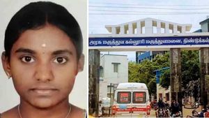 7.5% இட ஒதுக்கீடு: கரூர் அரசு பள்ளி மாணவிக்கு அரசு மருத்துவ கல்லூரியில் சீட்! கனவு பலித்ததாக பேட்டி! 