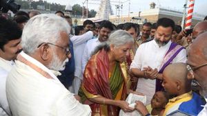 திருப்பதி ஏழுமலையானை வழிபட்ட நிதியமைச்சர் நிர்மலா சீதாராமன்..சிறுவனுக்கு லட்டு கொடுத்து வாழ்த்து 