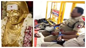 பசும்பொன் விழாவில் காலணிகளை காக்க காவலர்களா? சர்ச்சையான அதிகாரிகளின் ஆர்டர்! தீயாய் பரவும் போட்டோ! 