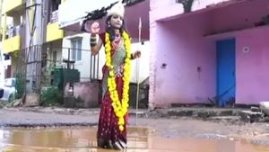 பள்ளமான ரோடு.. தேங்கிய மழைநீர்.. பதறிய ஓட்டுனர்கள்.. கையில் சூலாயுதத்துடன் ஆக்ரோஷமான ‛‛துர்கா’’ 