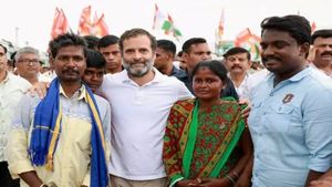 “தீண்டாமை”.. ஊரைவிட்டு ஒதுக்கிய “சாதி” வெறியர்கள்! தலித் குடும்பத்தை யாத்திரை அழைத்துச் சென்ற ராகுல்