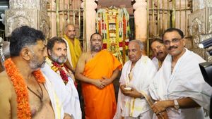 யாத்திரைக்கு இடையே மந்திராலயம் மடத்திற்கு விசிட்.. அதுவும் வேஷ்டி அணிந்து.. நம்ம ராகுலா இது! 