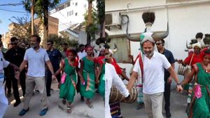 தெலுங்கானாவில் பாரத் ஜோடா யாத்திரை: தலைப்பாகை அணிந்து.. பழங்குடியின மக்களுடன் நடனம் ஆடிய ராகுல்! 