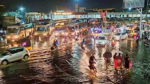 மதுரையில் கொட்டித்தீர்த்த கனமழை..மாட்டுத்தாவணி அருகே குடியிருப்புகளை சூழ்ந்த வெள்ளம்..மக்கள் தவிப்பு 