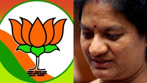 அவதூறு பரப்பினால்.. தப்பான போட்டோவுடன் சித்தரித்தால் பல கோடி ரூபாய் நஷ்ட ஈடு தரனும்.. சசிகலா புஷ்பா 