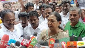 விசிக - ஆர்.எஸ்.எஸ்! இரண்டு பேராலயுமே சட்டம் ஒழுங்கு பிரச்சினை தான்! போட்டுத் தாக்கிய பிரேமலதா! 