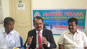 மாணவர்கள் அடிப்படை கல்வியை தாய் மொழியில் தான் கற்க வேண்டும் - மயில்சாமி அண்ணாதுரை 