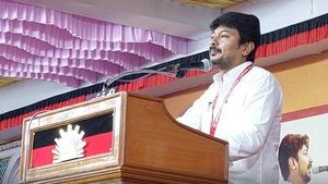 அதிமுக பிளவு..தமிழகத்தில் கால்ஊன்ற முயலும் பாஜக.. ‛ஸ்டாலின்’ இருக்கும்வரை நடக்காது.. உதயநிதி அட்டாக் 