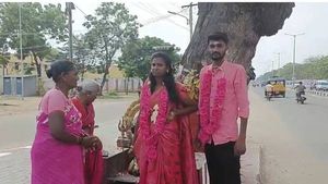 நாதஸ்வர மேளமில்லை..சொந்த பந்தமில்லை..தூத்துக்குடியில் வேப்பமரத்தடியில் நடந்த காதல் கல்யாணம் 