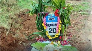 ஆஹா..ஆஹா.. மைல்கல்லுக்கு மாலை போட்டு படையல்! நம்ம ஊர் கோவைல தான்! கோவை குசும்பு இது தானா? 