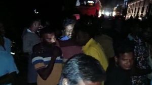 முற்றும் மின் ஊழியர் போராட்டம்! முழுவதுமாக இருளில் மூழ்கிய புதுச்சேரி! போராட்டத்தில் குதித்த மக்கள்!
