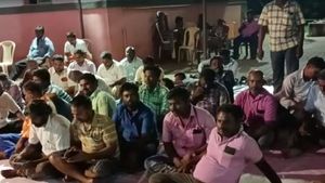 உளுந்தூர்பேட்டை சுங்கச்சாவடி -  ஊழியர்கள் 3-வது நாளாக ஸ்டிரைக்- கட்டணமின்றி செல்லும் வாகனங்கள்! 