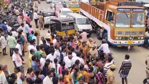 தீபாவளி சீட்டு நடத்தியவர் எஸ்கேப்..  வாடிக்கையாளர்கள் சாலைமறியல்..  திருவள்ளூர் அருகே பரபரப்பு 