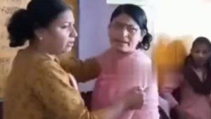 'குடுமிப்பிடி சண்டை'.. சுற்றி நின்ற மாணவிகள்.. மாறி மாறி அடித்துக் கொண்ட ஆசிரியைகள் - பரபர வீடியோ 