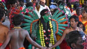 குலசை தசரா கோலாகலம்... காளி வேடமிட்டு ஆக்ரோஷமாக ஆடும் பக்தர்கள்..நள்ளிரவில் சூரசம்ஹாரம் 