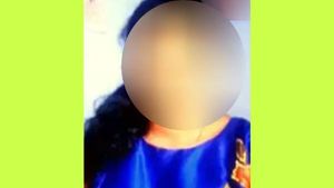 பொண்டாட்டி ரூமில் சிரிப்பு சத்தம்.. பதறி ஓடிய புருஷன்.. கடைசியில் பார்த்தால், ஓ காட்.. இவரல்லவோ மனைவி
