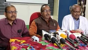  மக்களே ரொம்ப கவனம்! சாப்பிடும் போது பேசினால் இப்படி ஒரு ஆபத்தா? திகைத்துப் போன மருத்துவர்கள்! 