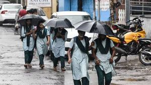 இரவு முதல் நசநசத்த மழை.. தூத்துக்குடியில் பள்ளிகளுக்கு இன்று விடுமுறை அறிவிப்பு 