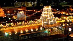 அதிக பக்தர்கள் வருகை.. இந்தியாவில் திருப்பதிக்கு 2ம் இடம்.. முதல் இடத்தில் எந்த கோவில் பாருங்க! 