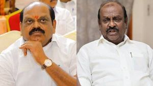 ஓபிஎஸ் முன்னாடியே நத்தம் விஸ்வநாதனை அடிக்கப் பாய்ந்த வைத்தியலிங்கம்! ’மாஜி’ வெளியிட்ட ஷாக் தகவல்! 