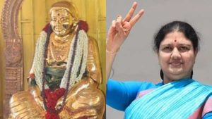 தேவர் சிலை தங்க கவசம் பெறப்போவது அவர் தானா? ஓபிஎஸ்க்கு சசிகலா சொன்ன சேதி! அதிமுகவில் பரபர! 