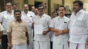 வேலியில் சிக்கிய சிறுத்தை.. சிக்கலில் சிக்கிய ஓபிஆர்!  “ஸ்கெட்ச்” போட்ட திமுக! களமிறங்கிய ‘தங்கம்’! 