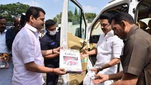 ”உற்சாக வரவேற்பு” கோவை சென்ற முதல்வர் மு.க. ஸ்டாலின்.. வழிநெடுகிலும் குவிந்த திமுக தொண்டர்கள்! 