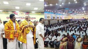 10 சவரன் தங்கச் சங்கிலியை பரிசாக கொடுத்த மேயர்! கழற்றியெறிந்து கடுகடுத்த அமைச்சர் காந்தி! 