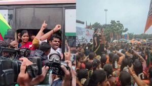  அண்ணாமலை கைதை கண்டித்து தர்ணா.. பாஜகவினரை ஏற்றி சென்ற போலீஸ் வாகனம் மீது காலணி வீசிய திமுகவினர் 