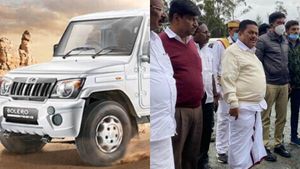 15 அடி பள்ளத்தில் பாயப் பார்த்த கார்! அதிர்ஷ்டவசமாக விபத்திலிருந்து தப்பிய அமைச்சர் ராமச்சந்திரன்! 
