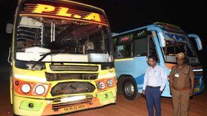 தஞ்சாவூர் தகராறு.. சினிமாபோல் பேருந்துகளை மோதி சண்டை! இரண்டையும் பறிமுதல் செய்த மாவட்ட ஆட்சியர் 