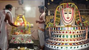 ஐப்பசி பவுர்ணமி: 1000 கிலோ அன்னம்..700 கிலோ காய்கறிகள்..பிரகதீஸ்வரருக்கு பிரம்மாண்ட அன்னாபிஷேகம் 
