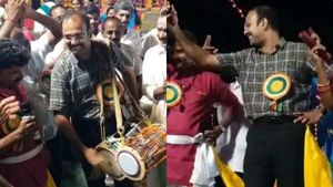 களத்தில் இறங்கிய கலெக்டர்.. பம்பை அடித்து, ஒயிலாட்டம் ஆடி அசத்திய கோவை ஆட்சியர்.. மக்கள் உற்சாகம்! 