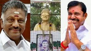சின்னபுள்ளதனமால்ல இருக்கு! பெயிண்ட் அடித்து விளையாடும் ஓபிஎஸ்-இபிஎஸ் டீம்!  தூத்துக்குடி பாலிடிக்ஸ் 