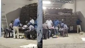 அதிமுக பிரமுகர் குடோனில் 8 மணி நேரம் ஐடி ரெய்டு.. சல்லடை போட்ட அதிகாரிகள்! சிக்கிய முக்கிய ஆவணங்கள்?