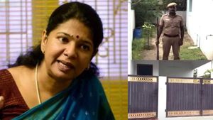 கனிமொழி எம்பி வீட்டில் இரவில் புகுந்த மர்மநபர்..தூத்துக்குடியில் துப்பாக்கியுடன் போலீஸ் பாதுகாப்பு 