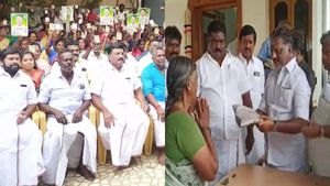 கூண்டோடு ‘டைவ்’ அடித்த அதிமுகவினர்.. பன்னீருக்கு பெருகும் மவுசு.. உதறலில் ஈபிஎஸ் ஆதரவு நிர்வாகிகள்! 