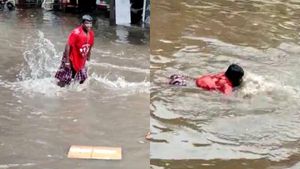 எதிர் நீச்சல் போட்டு வந்த மதுரை ’சுறா’! சாலை வெள்ளத்தில் சாகசம் செய்த மதுரையன்ஸ்! ரொம்ப ஓவரா போறீங்க